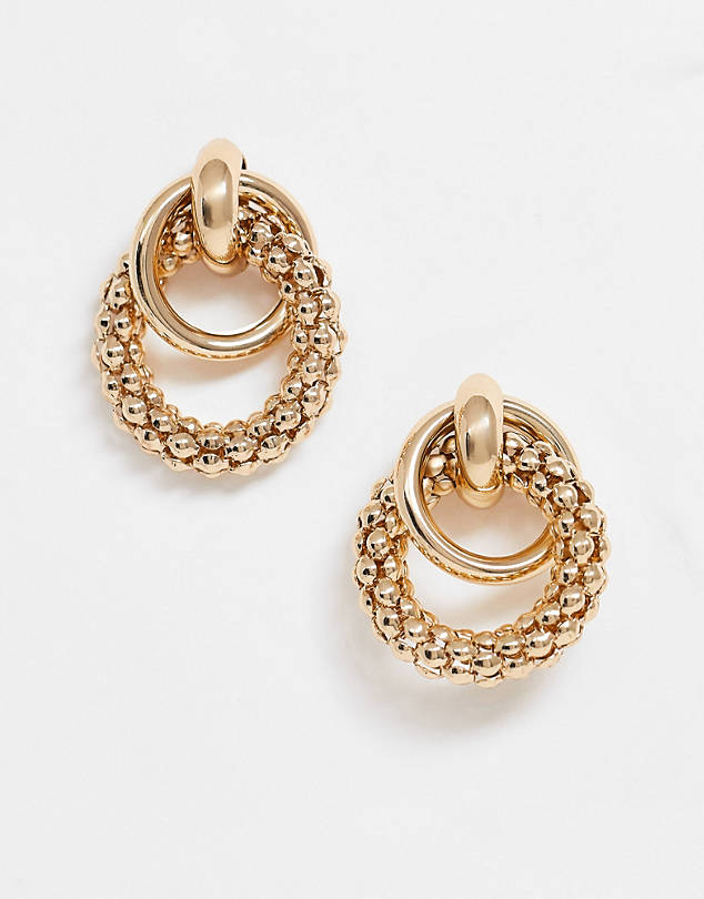 Earrings in linked sleek and textured circles in gold tone